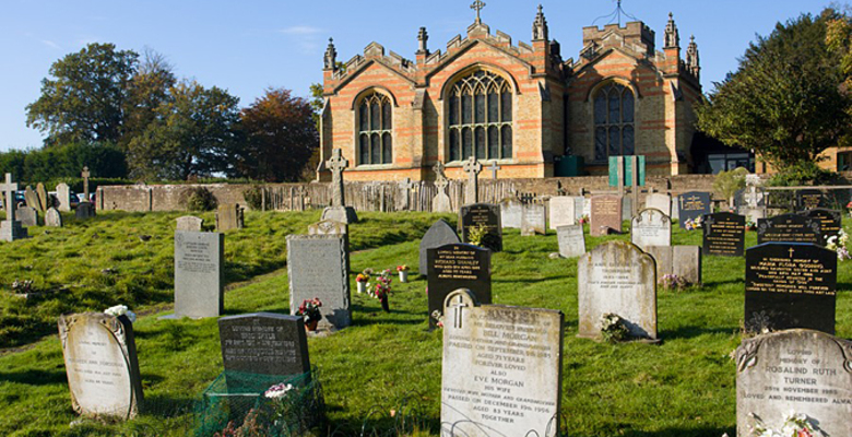 В Великобритании стали чаще скидываться на похороны