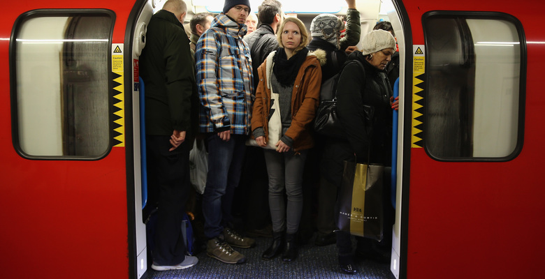 В лондонском метро не хватает английских манер
