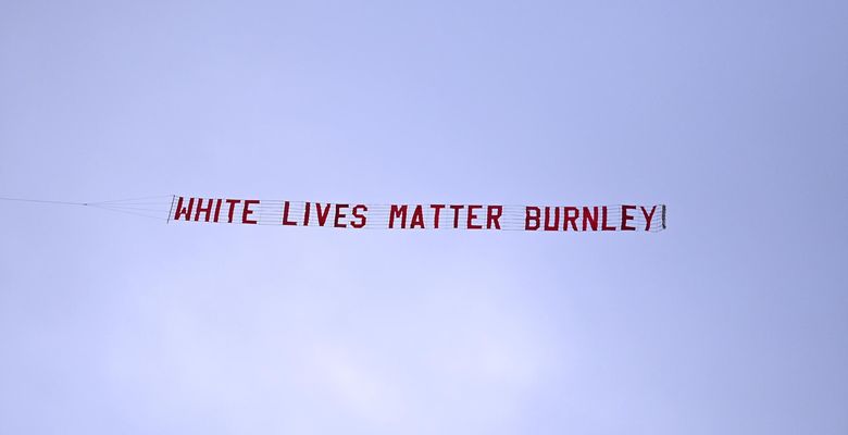 Фанат футбольного клуба «Бернли» организовал пролет самолета с баннером «Белые жизни имеют значение» во время матча