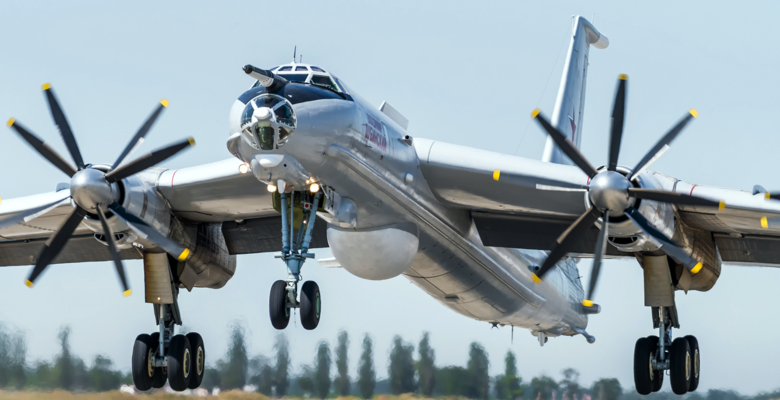 Британия и Норвегия подняли истребители из-за полета российских Ту-142 над Атлантикой