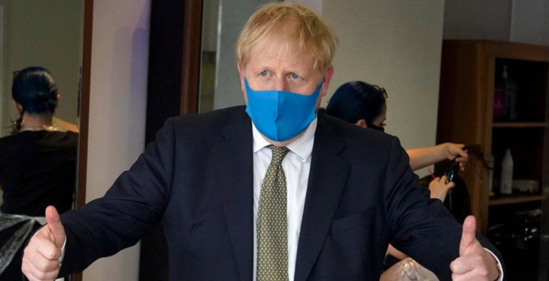 Борис Джонсон предложил сделать обязательным ношение масок в магазинах