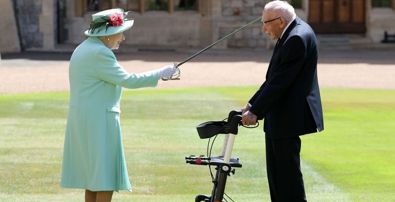 Елизавета II посвятила в рыцари 100-летнего ветерана Второй мировой войны