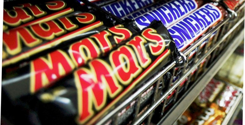 В британских магазинах перестанут продавать шоколадки у кассы ради борьбы с ожирением