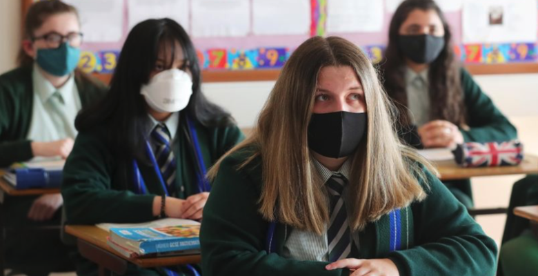 Ученикам придется носить маски в английских школах. Не всем и не во всех школах: решать будут директора 