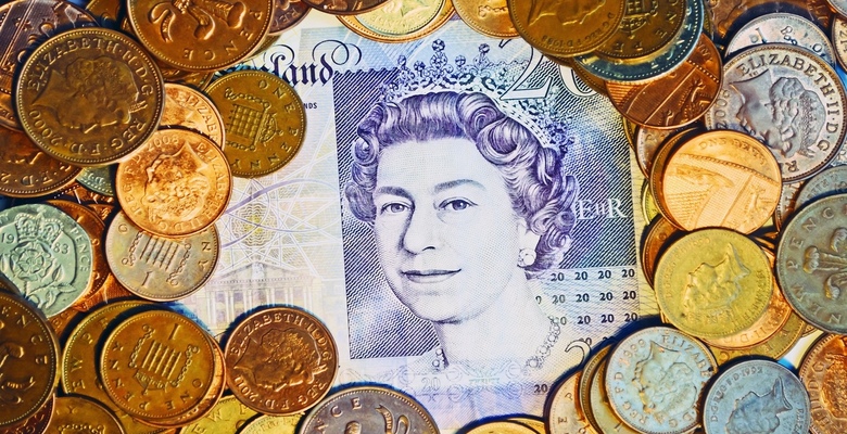 Официальный курс фунта за месяц вырос на четыре рубля. Британскую валюту продают в обменниках за 104 рубля
