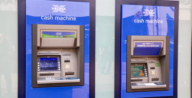 Британские регуляторы обязали банки не спешить с закрытием отделений и банкоматов