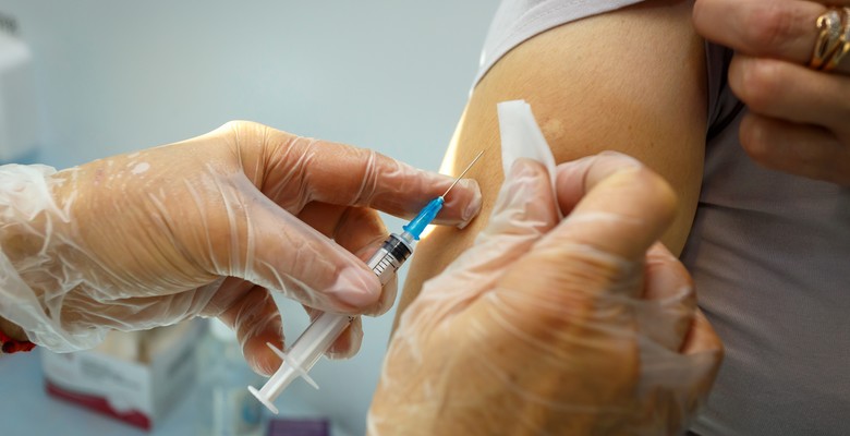Вакцина от гриппа в Великобритании: кому она положена и как сочетается с коронавирусом