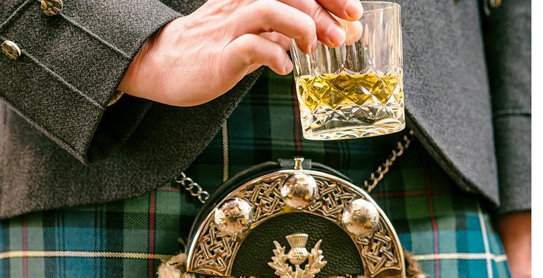 В Шотландии запретили подавать алкоголь в пабах на две недели. Пить можно будет только на верандах