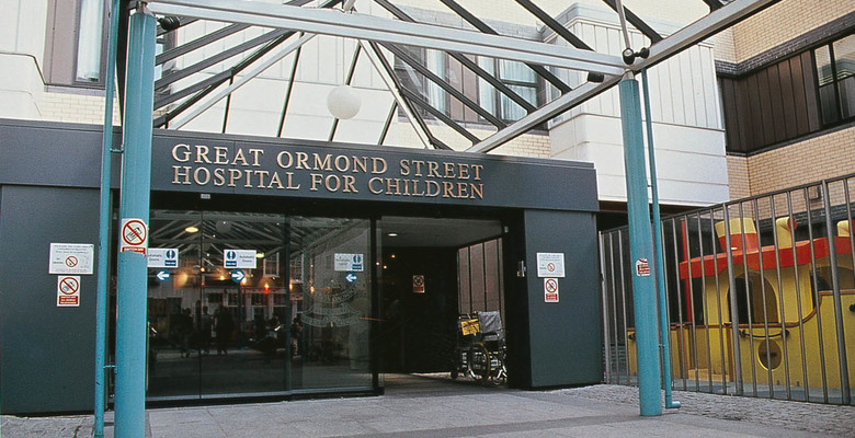 Сотрудника детской больницы Грейт-ормонд-стрит в Лондоне обвинили в совращении и изнасиловании малолетних