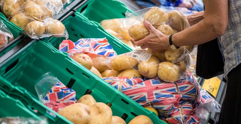 Британские супермаркеты завозят продукты в страну самолетами