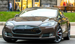 Стоимость Tesla впервые достигла 1 трлн долларов