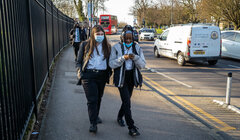 Английских школьников протестируют на ковид перед началом семестра