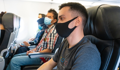 В ЕС отменили требование носить маски на борту самолетов