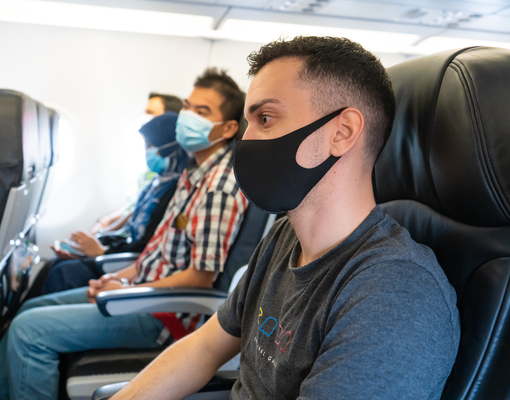 В ЕС отменили требование носить маски на борту самолетов