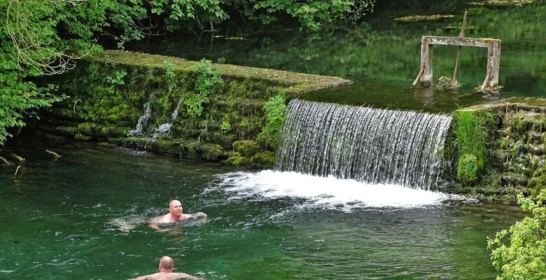 Купание в реке Латкилл, Пик Дистрикт, Англия. Фото: 123rf.com