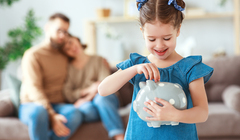 Треть британских родителей стала давать детям меньше денег на карманные расходы