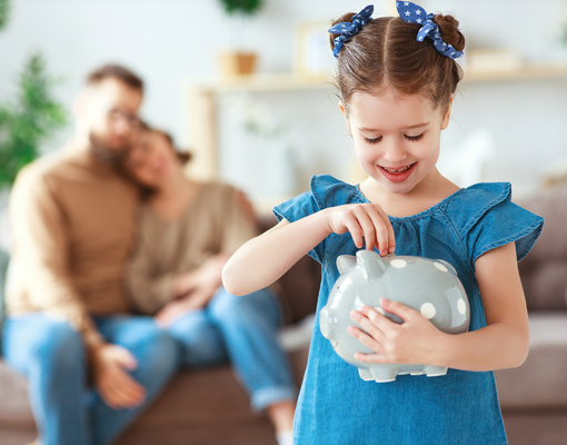 Треть британских родителей стала давать детям меньше денег на карманные расходы
