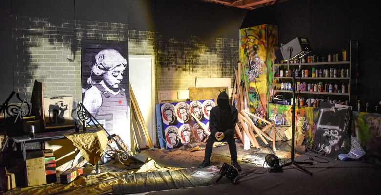 Зал выставки Бэнкси «Гений или вандал?» в Кордоарии, Португалия, 2019 год. Фото: 123rf.com