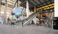 Хрупкая красота: в Сити появилась инсталляция в виде огромных мыльных пузырей
