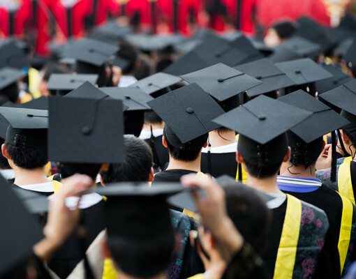 Треть молодых людей в Британии считает получение высшего образования пустой тратой времени
