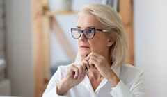 Британцы старше 50 лет все чаще уходят с работы. Но причина не в том, что они болеют