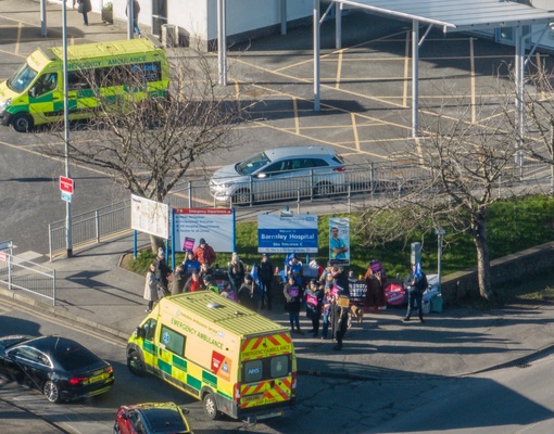 Правительство согласилось повысить зарплату работникам NHS