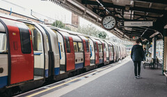 Карл III озвучил фразу «Mind the gap» в лондонском метро 