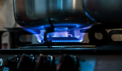 Годовые счета за газ и электроэнергию снизятся почти на 500 фунтов