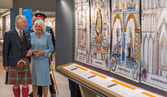 К Великому гобелену Шотландии добавили панно, посвященное Карлу III. Королевская чета посетила арт-объект