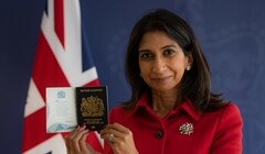В Британии начинают выдавать паспорта от имени Его Величества. Но сам король останется без документа