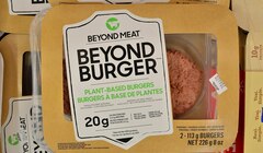 Продажи производителя веганских бургеров Beyond Meat упали почти на треть