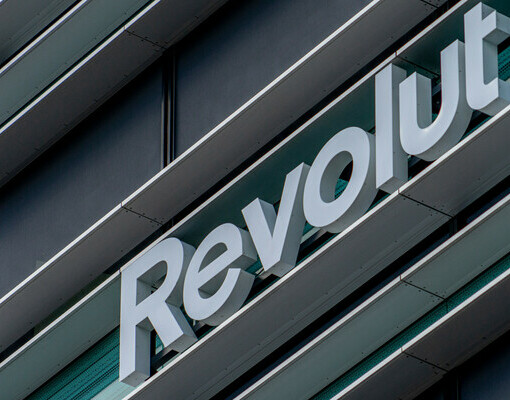 Компания Revolut договорилась о сделке с SoftBank. Это поможет ей получить банковскую лицензию