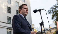 Британия планирует ужесточить визовые требования для иностранных работников