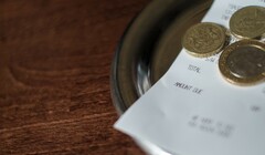 В Британии повысилась плата за сервис. Стоит ли оставлять чаевые и сколько?