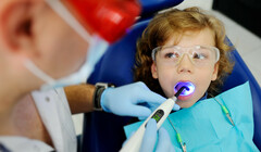 В Бристоле открыли новую стоматологическую клинику. В первый день в нее пытались попасть сотни человек