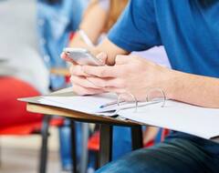 Цифровой детокс: в лондонской школе введут 12-часовой день, чтобы отвлечь детей от смартфонов