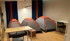 На Airbnb предлагают арендовать палатку в лондонской квартире. Стоимость — 80 фунтов за ночь