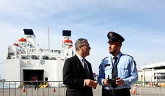 Чистая миграция в Великобританию сократилась в два раза