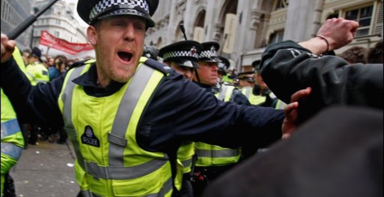 Полиция арестовала трех участников демонстрации у здания парламента Великобритании