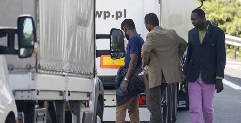 Мигранты пытались спрятаться в грузовиках, чтобы проникнуть в Великобританию