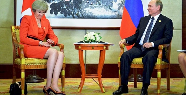 Тереза Мэй нарушила протокол на встрече с Путиным (ВИДЕО)