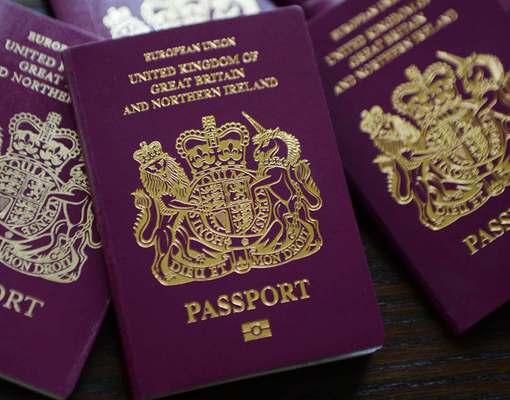 Правительство Великобритании выделит £490 млн на возвращение паспортам синей обложки