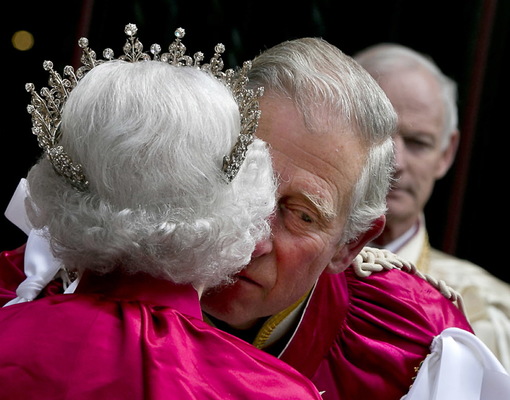 Елизавета II не собирается отрекаться от престола в пользу сына