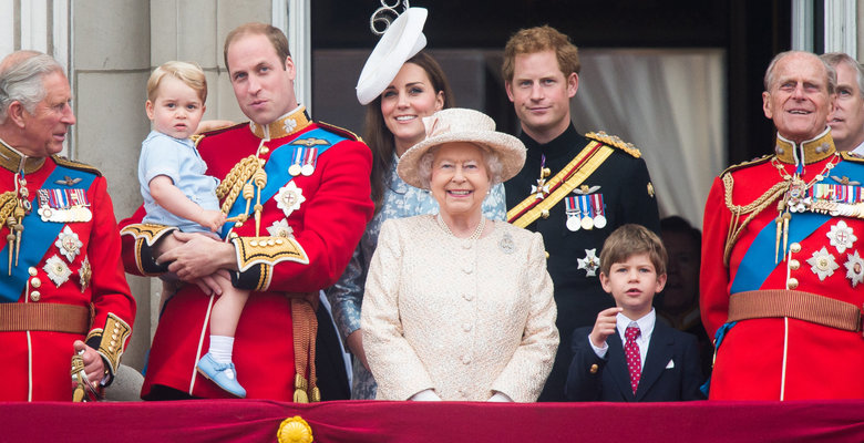 14 неудобных правил для Королевы Елизаветы II и ее семьи 