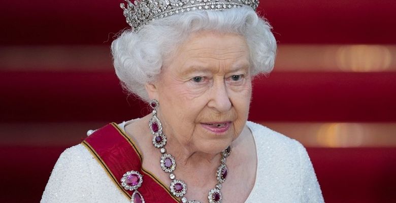 9 вещей, которые нельзя делать никому, кроме королевы Великобритании Елизаветы II
