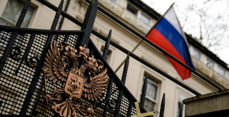 Москва и Лондон договорились частично восстановить составы дипмиссий