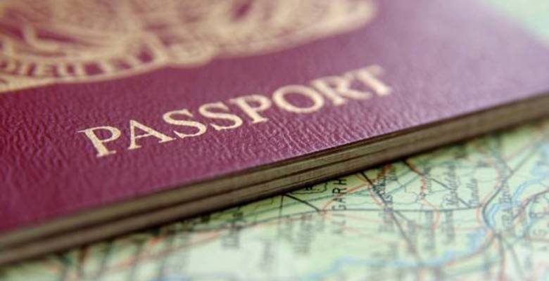 Великобритания начала выдавать паспорта без упоминания Евросоюза