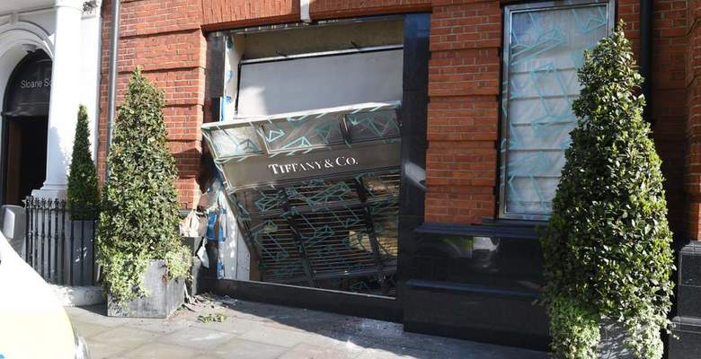 В лондонском Найтсбридже протаранили и ограбили ювелирный магазин Tiffany
