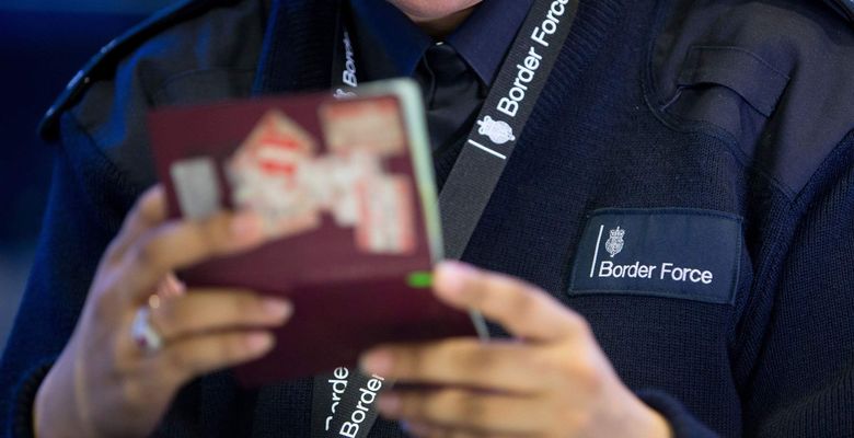 Великобритания отменяет миграционные карты для всех въезжающих иностранцев