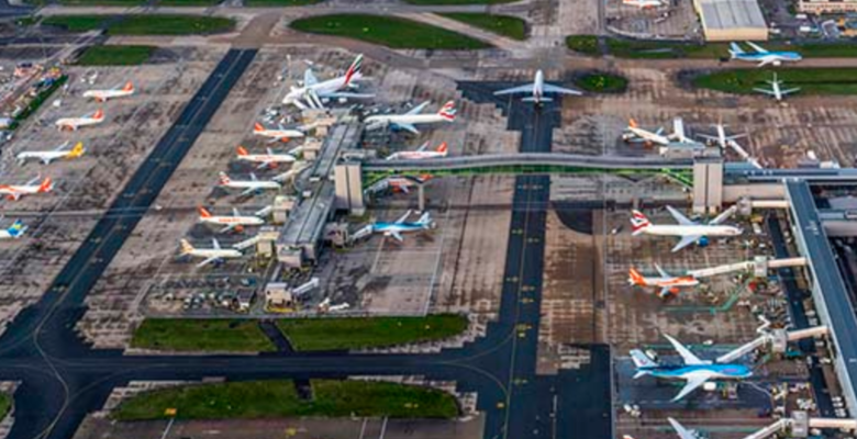 В аэропортах Лондона массово задерживают рейсы из-за сбоя в диспетчерской системе